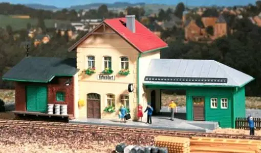 11331 Auhagen HO Stazione secondaria con magazzino merci kit montaggio Offerta Limitata